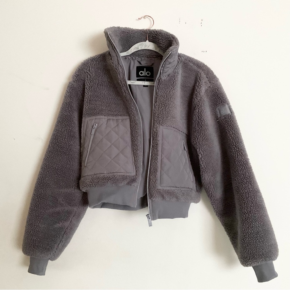 Alo Yoga Sherpa Edge Bomber Fog S - Picture 15 of 16